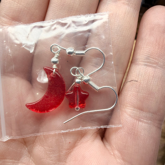 Magpie Rummage Sale - red moon & star
